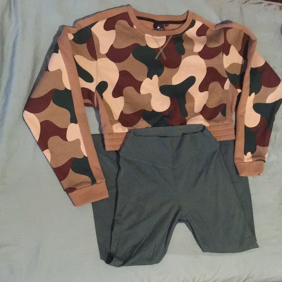 Balance Athletica Outlander OG Mountain Side Crop Top—Pine Pants for free - Picture 1 of 11